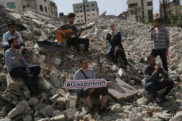 News Bilder des Tages May 18, 2019 - Gaza, Palestine - Members of the Palestinian music band perform during a musical event calling for a boycott of the Eurovision Song Contest hosted by Israel, on the rubble of a building that was recently destroyed by Israeli air strikes, in Gaza City on May 18, 2019. Gaza Palestine  - ZUMAn230 20190518_zaa_n230_328 Copyright: xMajdixFathix
