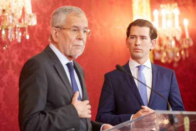 News Themen der Woche KW20 News Bilder des Tages - Wien 19.05.2019 - Nach dem Rücktritt des FPÖ- Vizekanzlers Heinz-Christian Strache (FPÖ) gestern aufgrund der Veröffentlichung von belastendem Videomaterial zu einem Ibiza Aufenthalt, trafen heute morgen Bundespräsident Alexander van der Bellen (Grüne) und Bundeskanzler Sebastian Kurz (ÖVP) in der Bundespräsidentschaftskanzlei zu einem Gespräch zusammen. Der Bundeskanzler hatte gestern bereits Neuwahlen angekündigt. PHOTO: Bundespräsident Alexander van der Bellen (Grüne) und Bundeskanzler Sebastian Kurz (ÖVP) bei ihren Statements nach dem Gespräch in der Bundespräsidentschaftskanzlei - Vienna 19.05.2019 - Following the resignation of FPÖ vice-chancellor Heinz-Christian Strache (FPÖ) yesterday due to the publication of incriminating video footage about an Ibiza visit, Federal President Alexander van der Bellen (Greens) met this 