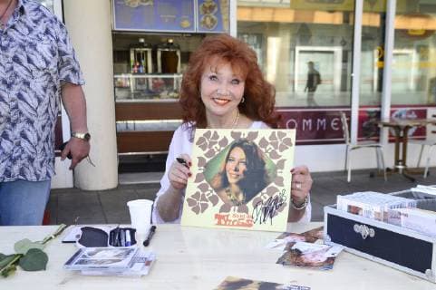 Regina Thoss auf dem Stadtteilfest des Bürgerrates in Görlitz Königshufen. Görlitz, 18.5.2019 *** Regina Thoss at the district festival of the citizens council in Görlitz Königshufen Görlitz, 18 5 2019 Foto:xM.xWehnertx xFuturexImage