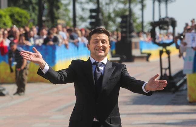 News Themen der Woche KW21 News Bilder des Tages May 20, 2019 - Kyiv, Ukraine - Ukraine s new President Volodymyr Zelensky greets people as he arrives at the parliament for a ceremony of his oath during the inauguration ceremony in Kyiv, Ukraine, May 20, 2019. Newly elected President of Ukraine Volodymyr Zelensky sworn in as Ukraine s president Kyiv Ukraine - ZUMAk132 20190520_zap_k132_001 Copyright: xSergiixKharchenkox