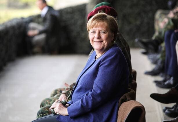 News Themen der Woche KW21 News Bilder des Tages (190520) -- MUNSTER, May 20, 2019 (Xinhua) -- German Chancellor Angela Merkel prepares to watch a training demonstration during her visit to NATO s Very High Readiness Joint Task Force (VJTF) in Munster, Germany, on May 20, 2019. Merkel on Monday assured Germany s help for Ukraine to solve the conflicts in its Donbas region. She made the statement during her visit to a rapid reaction force of NATO in Germany s Munster. (Xinhua Shan Yuqi) GERMANY-MUNSTER-MERKEL-NATO-RAPID RESPONSE FORCE 