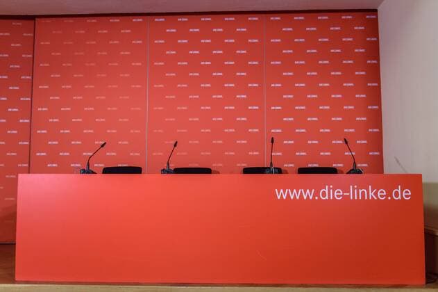 PK Die Linke mit Ramelow, Kipping und Wolf Deutschland, Berlin - 20 05 2019: Pressekonferenz mit Bodo Ramelow (Ministerpräsident des Freistaates Thüringen, Die Linke), Harald Wolf (Parteivorstand die Linke) und Katja Kipping (Die Linke), sowie Vorstellung des Programms Der LINKE Plan für eine lebenswerte Zukunft in Ostdeutschland im Karl-Liebknecht-Haus. Im Bild ist die leere Pressebühne zu sehen. Berlin Karl-Liebknecht-Haus Berlin Deutschland