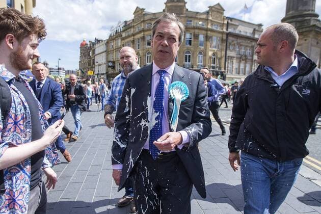News Themen der Woche KW21 News Bilder des Tages May 20, 2019 - Newcastle, Northumberland, UK - Newcastle, UK. Nigel Farage has had what appears to be a milkshake thrown over him while campaigning in Newcastle city centre today as part of a whistle-stop tour of the UK ahead of the European elections on the 23rd May. Newcastle UK  - ZUMAl94_ 20190520_zaf_l94_050 Copyright: xAndrewxMccarenx