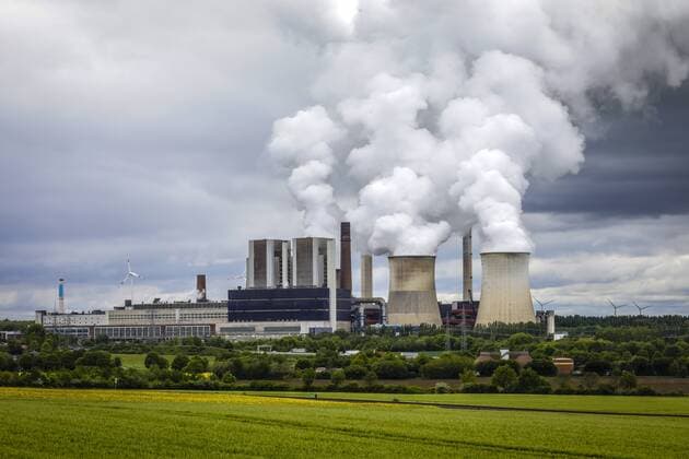 IMAGO Nature: Unsere Erde, Energiequellen, Kohlekraftwerke 09.05.2019, Eschweiler, Rheinland, Nordrhein-Westfalen, Deutschland - Das RWE Kraftwerk Weisweiler wird mit Braunkohle aus dem Tagebau Inden befeuert. Eschweiler Nordrhein-Westfalen Deutschland *** 09 05 2019, Eschweiler, Rhineland, North Rhine-Westphalia, Germany RWEs Weisweiler power plant is fired with lignite from the Inden opencast mine Eschweiler North Rhine-Westphalia Germany