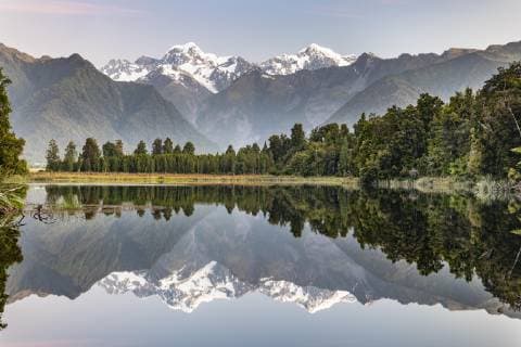 IMAGO Nature: Unsere Erde, Naturschutz, Naturschutzgebiete in Ozeanien Ausblick auf verschneiten Mount Cook und Mount Tasman, Spiegelung im Lake Matheson, Westland Nationalpark, Neuseeländische Alpen, Region West Coast, Südinsel, Neuseeland, Ozeanien *** View on snow-covered Mount Cook and Mount Tasman, reflection in Lake Matheson, Westland National Park, New Zealand Alps, West Coast Region, South Island, New Zealand, Oceania Copyright: imageBROKER/RobertxHaasmann ibxroh04894729.jpg