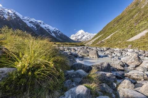 IMAGO Nature: Unsere Erde, Naturschutz, Naturschutzgebiete in Ozeanien Bilder der Erde Hooker Valley mit Blick auf Mount Cook, Hooker River, Mount Cook Nationalpark, Südalpen, Canterbury, Südinsel, Neuseeland, Ozeanien *** Hooker Valley with views of Mount Cook, Hooker River, Mount Cook National Park, Southern Alps, Canterbury, South Island, New Zealand, Oceania Copyright: imageBROKER/RobertxHaasmann ibxroh04896991.jpg