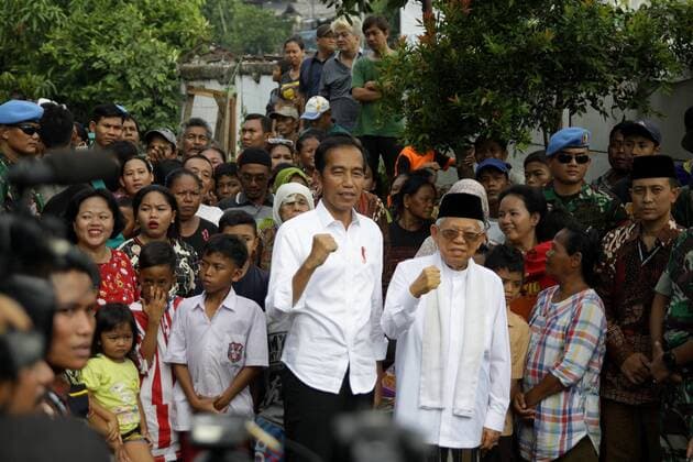 News Themen der Woche KW21 News Bilder des Tages May 21, 2019 - Jakarta, Capital Region of Jakarta, Indonesia - Indonesia presidential candidate, incumbent Joko Widodo (L) and his running mate Ma ruf Amin (R), pose for photograph after give a victory speech at Johar Baru densely populated settlements, Jakarta, on Tuesday, May 21, 2019. Joko Widodo (Jokowi) gave his victory speech after the Indonesian General Election Commission (KPU) announced the recapitulation result of Presidential Election in the night before. Jokowi and Ma ruf Amin won the 2019 election with a 55,50% votes, while his opponent Prabowo Subianto and his running mate Sandiaga Uno obtain 44,50% votes. Jakarta Indonesia  - ZUMAn230 20190521_zaa_n230_030 Copyright: xAdityaxIrawanx