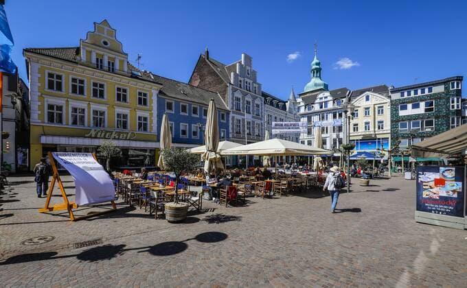 15.05.2019, Recklinghausen, Ruhrgebiet, Nordrhein-Westfalen, Deutschland - Strassencafes am Altstadtmarkt, Marktplatz in der Altstadt. Recklinghausen Nordrhein-Westfalen Deutschland