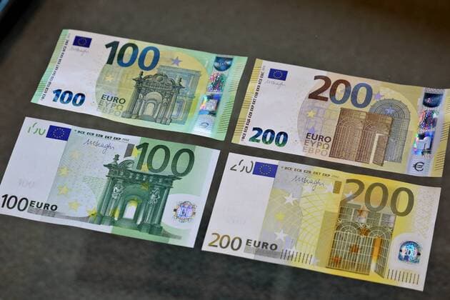 News Themen der Woche KW21 News Bilder des Tages 21.05.2019, Frankfurt, DEU Erstausgabe der neuen 100 Euro und 200 Euro Banknoten in der Deutschen Bundesbank, unten die alten Scheine und oben die kleineren neuen Geldscheine *** 21 05 2019, Frankfurt, DEU First issue of the new 100 euro and 200 euro banknotes in the Deutsche Bundesbank, the old banknotes at the bottom and the smaller new banknotes at the top
