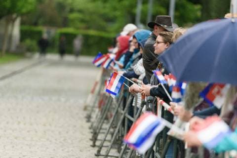 Besuch des Königs und der Königin der Niederlande im Land Brandenburg Deutschland, Potsdam - 22 05 2019: Offizielle Begrüßung durch den Ministerpräsidenten von Brandenburg Dietmar Woidke in der Staatskanzlei Brandenburg. Im Bild warten Passanten auf das Königspaar mit Fahnen im Regen. Potsdam Brandenburg Deutschland