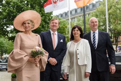 Besuch des Königs und der Königin der Niederlande im Land Brandenburg Deutschland, Potsdam - 22 05 2019: Offizielle Begrüßung durch den Ministerpräsidenten von Brandenburg Dietmar Woidke in der Staatskanzlei Brandenburg. Im Bild sind (v.l.n.r.) Ihrer Majestät Königin Maxima, Seine Majestät König Willem-Alexander, Susanne Woidke und Dietmar Woidke zu sehen. Potsdam Brandenburg Deutschland