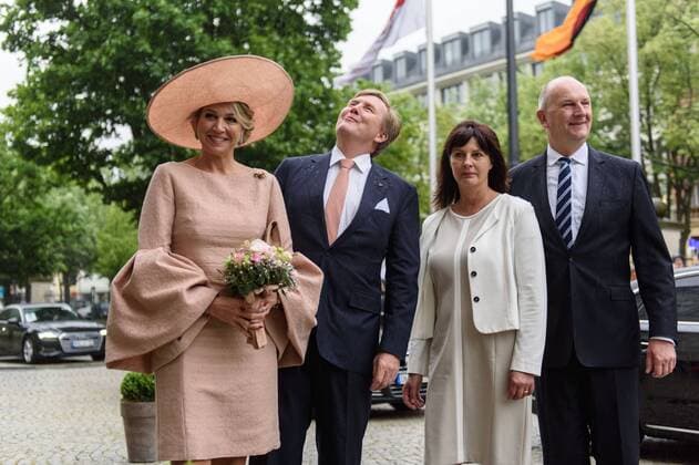 Entertainment Themen der Woche KW21 Entertainment Bilder des Tages Besuch des Königs und der Königin der Niederlande im Land Brandenburg Deutschland, Potsdam - 22 05 2019: Offizielle Begrüßung durch den Ministerpräsidenten von Brandenburg Dietmar Woidke in der Staatskanzlei Brandenburg. Im Bild sind (v.l.n.r.) Ihrer Majestät Königin Maxima, Seine Majestät König Willem-Alexander, Susanne Woidke und Dietmar Woidke zu sehen. Potsdam Brandenburg Deutschland