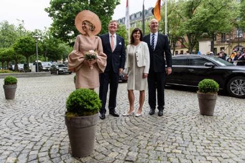 Besuch des Königs und der Königin der Niederlande im Land Brandenburg Deutschland, Potsdam - 22 05 2019: Offizielle Begrüßung durch den Ministerpräsidenten von Brandenburg Dietmar Woidke in der Staatskanzlei Brandenburg. Im Bild sind (v.l.n.r.) Ihrer Majestät Königin Maxima, Seine Majestät König Willem-Alexander, Susanne Woidke und Dietmar Woidke zu sehen. Potsdam Brandenburg Deutschland