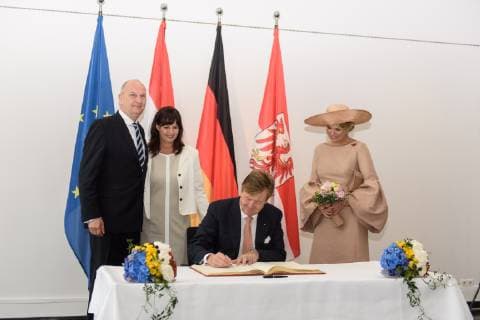 Besuch des Königs und der Königin der Niederlande im Land Brandenburg Deutschland, Potsdam - 22 05 2019: Offizielle Begrüßung durch den Ministerpräsidenten von Brandenburg Dietmar Woidke in der Staatskanzlei Brandenburg. Im Bild sind (v.l.n.r.) Dietmar Woidke, Susanne Woidke, Seine Majestät König Willem-Alexander und Ihrer Majestät Königin Maxima bei der Eintragung ins Gästebuch zu sehen. Potsdam Brandenburg Deutschland