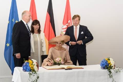 Besuch des Königs und der Königin der Niederlande im Land Brandenburg Deutschland, Potsdam - 22 05 2019: Offizielle Begrüßung durch den Ministerpräsidenten von Brandenburg Dietmar Woidke in der Staatskanzlei Brandenburg. Im Bild sind (v.l.n.r.) Dietmar Woidke, Susanne Woidke, Ihrer Majestät Königin Maxima und Seine Majestät König Willem-Alexander bei der Eintragung ins Gästebuch zu sehen. Potsdam Brandenburg Deutschland