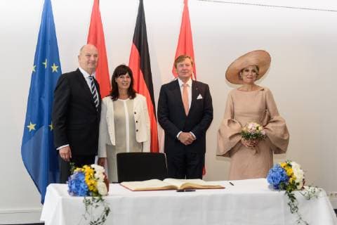 Besuch des Königs und der Königin der Niederlande im Land Brandenburg Deutschland, Potsdam - 22 05 2019: Offizielle Begrüßung durch den Ministerpräsidenten von Brandenburg Dietmar Woidke in der Staatskanzlei Brandenburg. Im Bild sind (v.l.n.r.) Dietmar Woidke, Susanne Woidke, Seine Majestät König Willem-Alexander und Ihrer Majestät Königin Maxima nach der Eintragung ins Gästebuch zu sehen. Potsdam Brandenburg Deutschland