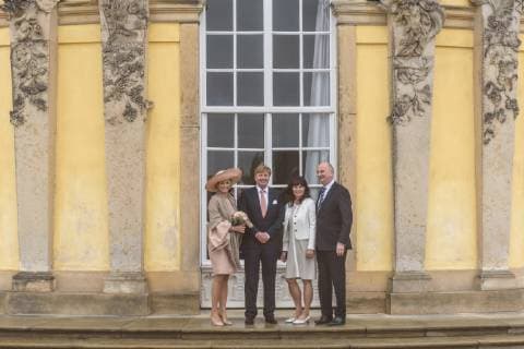 Besuch des Königs und der Königin der Niederlande im Land Brandenburg Deutschland, Potsdam - 22 05 2019: Fototermin vor dem Schloss Sanssouci in Potsdam. Im Bild sind (v.l.n.r.) Ihre Majestät Königin Maxima, Seine Majestät König Willem-Alexander, Susanne Woidke und Dietmar Woidke vor dem Schloss Sanssouci zu sehen. Potsdam Brandenburg Deutschland