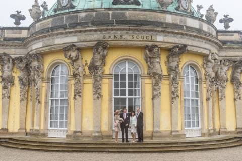 Besuch des Königs und der Königin der Niederlande im Land Brandenburg Deutschland, Potsdam - 22 05 2019: Fototermin vor dem Schloss Sanssouci in Potsdam. Im Bild sind (v.l.n.r.) Ihre Majestät Königin Maxima, Seine Majestät König Willem-Alexander, Susanne Woidke und Dietmar Woidke vor dem Schloss Sanssouci zu sehen. Potsdam Brandenburg Deutschland