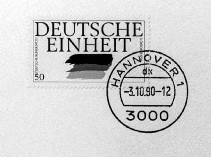 Hannover, 03.10.1990, In Hannover wird der Tag der Wiedervereinigung mit der DDR gefeiert. Tag der Deutschen Einheit. Briefmarke, Sondermarke Deutsche Einheit. Politik. ,