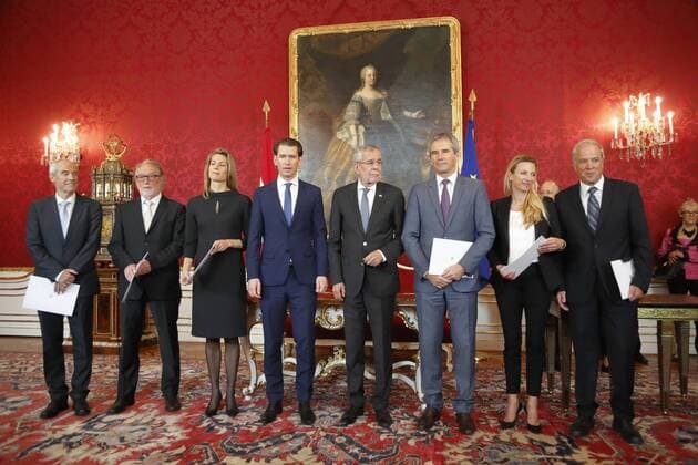 News Themen der Woche KW21 News Bilder des Tages Angelobung der neuen Minister durch Bundespräsident Van der Bellen Wien, Präsidentschaftskanzlei, Ballhausplatz, 22.05.2019 Ibizagate, Ibiza Affäre, Regierungskrise Koalition Ende Aus Ministerwechsel Minderheitsregierung Übergangsminister Experten Sebastian Kurz, Alexander Van der Bellen, Hartwig Löger, Eckart Ratz, Walter Pöltner, Johann Luif, Valerie Hackl, Juliane Bogner-Strauß Wien Austria *** Appointment of the new Ministers by Federal President Van der Bellen Vienna, Presidential Chancellery, Ballhausplatz, 22 05 2019 Ibizagate, Ibiza Affair, Government Crisis Coalition End From Minister Change Minority Government Interim Minister Experts Sebastian Kurz, Alexander Van der Bellen, Hartwig Löger, Eckart Ratz, Walter Pöltner, Johann Luif, Valerie Hackl, Juliane Bogner Strauß Wien Austria AVN101002296118 101