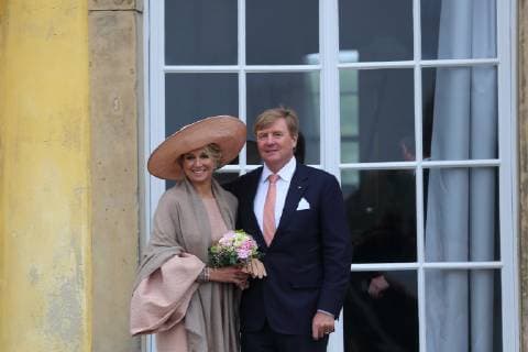 Königin Maxima und König Willem-Alexander der Niederlande stehen vor dem Schloss Sanssouci in Potsdam, 22. Mai 2019. Niederländisches Königspaar besucht Brandenburg