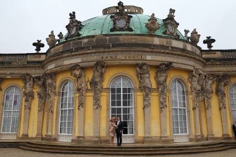 Königin Maxima und König Willem-Alexander der Niederlande stehen vor dem Schloss Sanssouci in Potsdam, 22. Mai 2019. Niederländisches Königspaar besucht Brandenburg