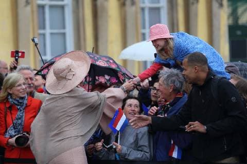 Königin Maxima der Niederlande begrüßt Schaulustige vor dem Schloss Sanssouci in Potsdam, 22. Mai 2019. Niederländisches Königspaar besucht Brandenburg