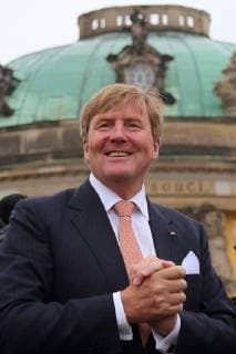 König Willem-Alexander der Niederlande steht vor dem Schloss Sanssouci in Potsdam, 22. Mai 2019. Niederländisches Königspaar besucht Brandenburg