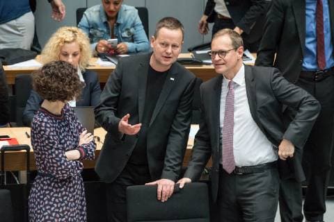Politik Berlin Sitzung Abgeordnetenhaus Plenarsitzung des Berliner Abgeordnetenhaus am Donnerstag den 23. Mai 2019. Im Bild vlnr.: Ramona Pop, Buendnis 90 Die Gruenen, stellv. Buergermeisterin und Senatorin fuer Wirtschaft, Energie und Betriebe; Klaus Lederer, Linkspartei, stellv. Buergermeister und Kultur- und Europasenator und Michael Mueller, Buergermeister, SPD. 23.5.2019, Berlin *** Politics Berlin Meeting House of Representatives Plenary session of the Berlin House of Representatives on Thursday 23 May 2019 In the picture by Ramona Pop, Alliance 90 The Greens, Deputy Mayor and Senator for Economics, Energy and Business Klaus Lederer, Left Party, Deputy Mayor and Culture and Europasenator and Michael Mueller, Mayor, SPD 23 5 2019, Berlin