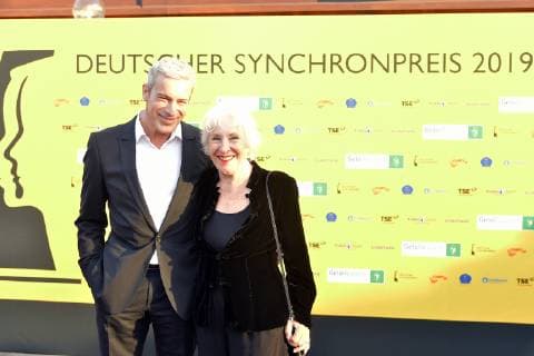 Deutscher Synchronpreis 2019 Gedeon Burkhard mit Mutter Elisabeth von Molo Ankunft zur Verleihung des Deutschen Synchronpreises 2019 im TIP am Knazlermat in Berlin am 23.05.2019