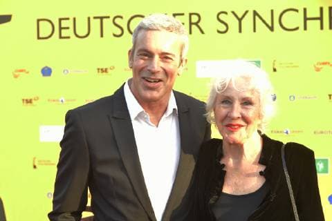 Deutscher Synchronpreis 2019 Gedeon Burkhard mit Mutter Elisabeth von Molo Ankunft zur Verleihung des Deutschen Synchronpreises 2019 im TIP am Knazlermat in Berlin am 23.05.2019