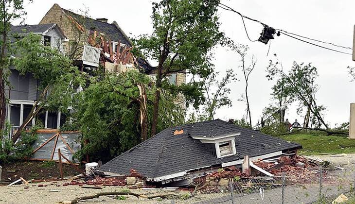 News Themen der Woche KW21 News Bilder des Tages The roof of a home lays in the street in Jefferson City, Missouri on May 23, 2019. Homes and businesses were destroyed after a confirmed tornado touched down in the city of the State Capitol on May 22, 2019. No deaths occured but approximately 20 people were treated for injuries.  JCP2019052301 BILLxGREENBLATT