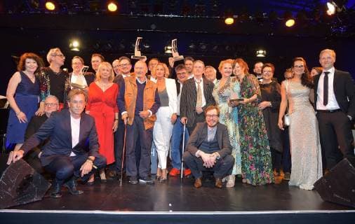 Entertainment Bilder des Tages Deutscher Synchronpreis 2019 Abschlussbild aller Gewinner und Laudatoren Verleihung des Deutschen Synchronpreises 2019 im TIP am Knazlermat in Berlin am 23.05.2019