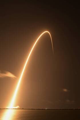 News Themen der Woche KW21 A time exposure captures the SpaceX Falcon 9 rocket as it launched the first 60 of the Company s Starlink Satellites at 10:30 PM from Complex 40 at the Cape Canaveral Air Force Station, Florida on May 23, 2019. Starlink is SpaceX s dedicated program which will, once completed, include nearly 12,000 satellites offering global internet connectivity from orbit. .  CCP20190523001 JOExMARINOx-xBILLxCANTRELL