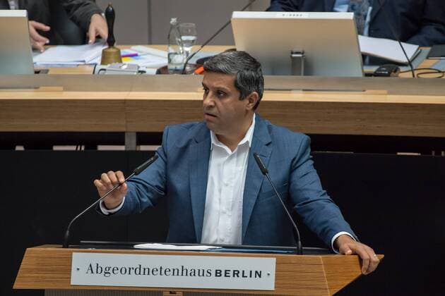 Politik Berlin Sitzung Abgeordnetenhaus Plenarsitzung des Berliner Abgeordnetenhaus am Donnerstag den 23. Mai 2019. Im Bild: Read Saleh, Fraktionsvorsitzender der SPD, spricht in der Aktuellen Stunde zum Tagesordnungspunkt 70 Jahre Grundgesetz und ein starkes Europa: gut fuer Berlin . 23.5.2019, Berlin