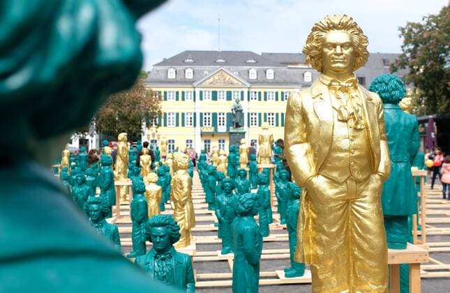 Tag der Musik am 21. Juni 700 kleine Ludwig van Beethoven Skulpturen stehen auf dem Münsterplatz vor dem Beethovendenkmal. Die Figuren Statuen wurden von Konzeptkünstler Ottmar Hörl zum anstehenden 250. Geburtstag von Ludwig van Beethoven gestaltet. 18.05.2019 in Bonn HINWEIS: Kein Model Release vorhanden! Eine schriftliche Einwilligung der abgebildeten Personen zu einer Veröffentlichung liegt nicht vor.