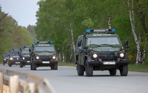 Die gepanzerten Mercedes Wolf erreichen mit der Bundeskanzlerin den Truppenübungsplatz Munster. Am 20. Mai 2019 besucht Bundeskanzlerin Angela Merkel die Panzerlehrbrigade 9 in Munster, welche den Kern der Very High Readiness Joint Task Force Land 2019 (VJTF (L) 2019), der NATO-Speerspitze, stellt. Bei einer dynamischen Fähigkeitsvorführung sowie einer Vorstellung von Fahrzeugen und Systemen erhält die Bundeskanzlerin Einblick in Fähigkeit und Material der NATO-Speerspitze. Sie wird u.a begleitet vom Generalinspekteur der Bundeswehr, Eberhard Zorn, dem Inspekteur des Heeres, Generalleutnant Jörg Vollmer sowie dem Kommandeur der Panzerlehrbrigade 9, Brigadegeneral Ullrich Spannuth. Munster Niedersachsen Deutschland *** On 20 May 2019 Federal Chancellor Angela Merkel visits Panzerlehrbrigade 9 in Munster, which is the core of the Very