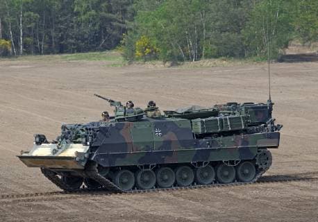 Pionierpanzer Dachs des Heeres auf dem Truppenübungsplatz Munster. Am 20. Mai 2019 besucht Bundeskanzlerin Angela Merkel die Panzerlehrbrigade 9 in Munster, welche den Kern der Very High Readiness Joint Task Force Land 2019 (VJTF (L) 2019), der NATO-Speerspitze, stellt. Bei einer dynamischen Fähigkeitsvorführung sowie einer Vorstellung von Fahrzeugen und Systemen erhält die Bundeskanzlerin Einblick in Fähigkeit und Material der NATO-Speerspitze. Sie wird u.a begleitet vom Generalinspekteur der Bundeswehr, Eberhard Zorn, dem Inspekteur des Heeres, Generalleutnant Jörg Vollmer sowie dem Kommandeur der Panzerlehrbrigade 9, Brigadegeneral Ullrich Spannuth. Munster Niedersachsen Deutschland *** On 20 May 2019 Federal Chancellor Angela Merkel visits the Panzerlehrbrigade 9 in Munster, which is the core of the Very High Readiness Joint Tas
