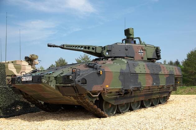 Schützenpanzer PUMA des Heeres in der statischen Darstellung beim Besuch der Bundeskanzlerin Angela Merkel in Munster. Am 20. Mai 2019 besucht Bundeskanzlerin Angela Merkel die Panzerlehrbrigade 9 in Munster, welche den Kern der Very High Readiness Joint Task Force Land 2019 (VJTF (L) 2019), der NATO-Speerspitze, stellt. Bei einer dynamischen Fähigkeitsvorführung sowie einer Vorstellung von Fahrzeugen und Systemen erhält die Bundeskanzlerin Einblick in Fähigkeit und Material der NATO-Speerspitze. Sie wird u.a begleitet vom Generalinspekteur der Bundeswehr, Eberhard Zorn, dem Inspekteur des Heeres, Generalleutnant Jörg Vollmer sowie dem Kommandeur der Panzerlehrbrigade 9, Brigadegeneral Ullrich Spannuth. Munster Niedersachsen Deutschland *** Army infantry fighting vehicle PUMA in the static view during Chancellor Angela Merkels visit