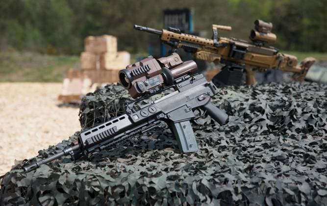 Statische Ausstellung von Handfeuerwaffen und Maschinengewehren beim Besuch der Bundeskanzlerin in Munster. Am 20. Mai 2019 besucht Bundeskanzlerin Angela Merkel die Panzerlehrbrigade 9 in Munster, welche den Kern der Very High Readiness Joint Task Force Land 2019 (VJTF (L) 2019), der NATO-Speerspitze, stellt. Bei einer dynamischen Fähigkeitsvorführung sowie einer Vorstellung von Fahrzeugen und Systemen erhält die Bundeskanzlerin Einblick in Fähigkeit und Material der NATO-Speerspitze. Sie wird u.a begleitet vom Generalinspekteur der Bundeswehr, Eberhard Zorn, dem Inspekteur des Heeres, Generalleutnant Jörg Vollmer sowie dem Kommandeur der Panzerlehrbrigade 9, Brigadegeneral Ullrich Spannuth. Munster Niedersachsen Deutschland *** On 20 May 2019, Chancellor Angela Merkel visits Panzerlehrbrigade 9 in Munster, which forms the core of t