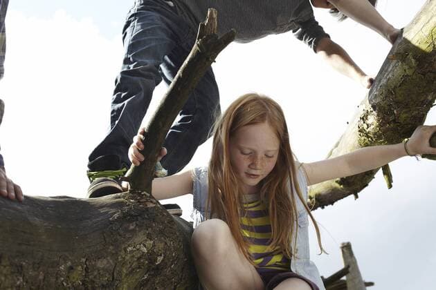 Redheaded girl with friends climbing in a tree model released Symbolfoto  AMEF00053