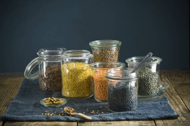 IMAGO Nature: Unsere Erde, Klimawandel, Ernährung, Pflanzen der Zukunft, Linse Preserving jars with various sorts of lentils  ASF06353