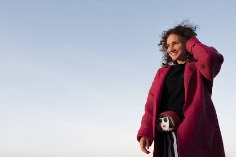 Portrait of smiling woman with curly hair model released Symbolfoto  EYAF00130