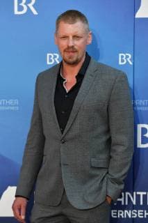 Mrtin GRUBER (Schauspieler) Einzelbild,angeschnittenes Einzelmotiv,Halbfigur,halbe Figur. Roter Teppich,Red Carpet,Bayerischer Fernsehpreis 2019 am 24.05.2019.