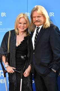 Leslie MANDOKI (Musiker,Komponist) mit Ehefrau Eva. Roter Teppich,Red Carpet,Bayerischer Fernsehpreis 2019 am 24.05.2019.