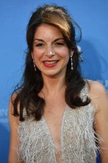 Bianca HEIN (Schauspielerin), Einzelbild,angeschnittenes Einzelmotiv,Portraet,Portrait,Porträt., Roter Teppich,Red Carpet,Bayerischer Fernsehpreis 2019 am 24.05.2019.