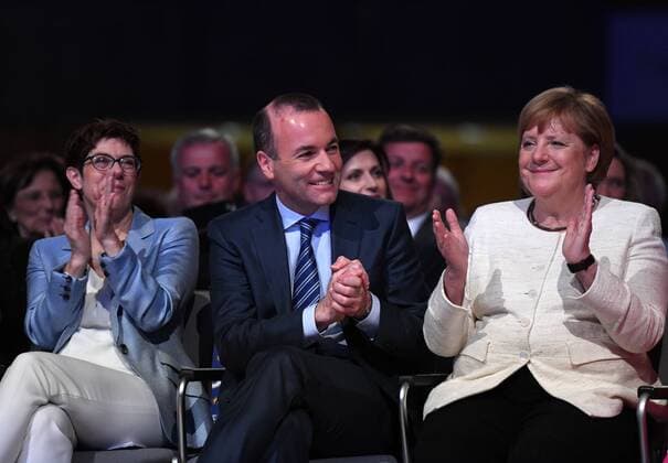 News Bilder des Tages (190524) -- MUNICH, May 24, 2019 (Xinhua) -- Manfred Weber (C), top candidate of the European People s Party (EPP) for the European elections, German Chancellor Angela Merkel (R) and leader of Germany s Christian Democratic Union (CDU) Annegret Kramp-Karrenbauer attend Weber s last campaign rally ahead of the election in Munich, Germany, on May 24, 2019. Europe stands for security and prosperity, Manfred Weber said here Friday, calling on voters to defend Europe against nationalism. (Xinhua Lu Yang) GERMANY-MUNICH-EUROPEAN ELECTIONS-EPP-CANDIDATE-MANFRED WEBER 