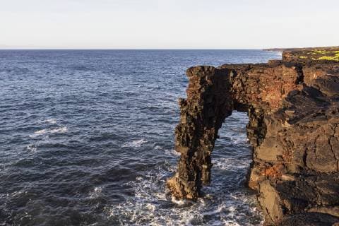 USA, Hawaii, Big Island, Volcanoes National Park, Pacific Ocean, Holei Sea Arch  FOF10539