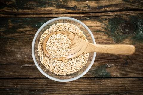 IMAGO Nature: Unsere Erde, Klimawandel, Ernährung, Pflanzen der Zukunft, Hafer Oats in bowl, from above  GIOF05931