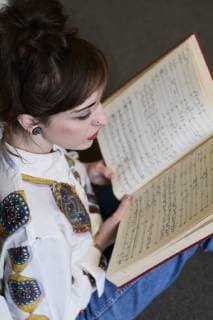 IMAGO Creative: Bildung, Musikerziehung Female student reading book in a public library model released Symbolfoto  IGGF01036